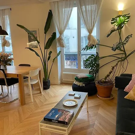 3 People Moulin Rouge Apartment *