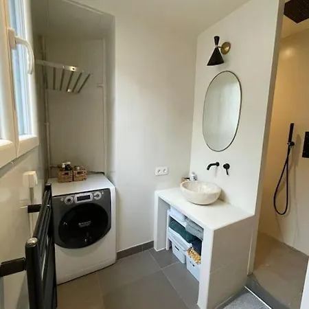 3 People Moulin Rouge Apartment